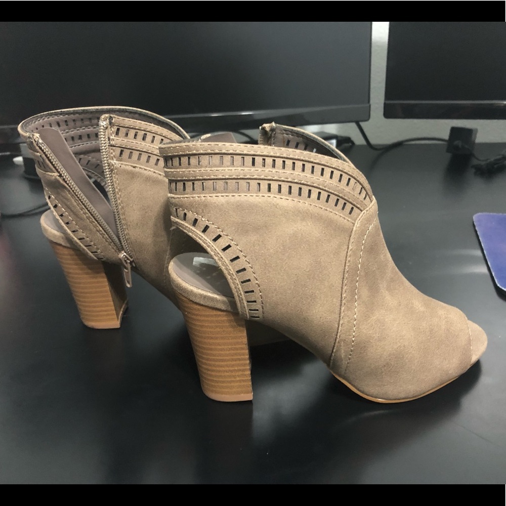 Brie XOXO Light brown peep toe booties 🌟 NWOT
